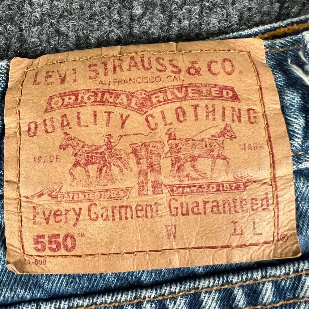 Levi's 550 Jeans Mens 32x32.5 Blue Denim Cotton Light Wash Mid Rise Straight Leg